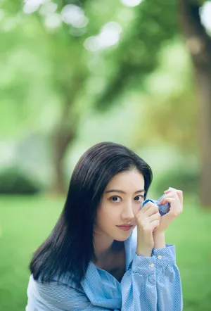 景甜清新文艺户外写真图片
