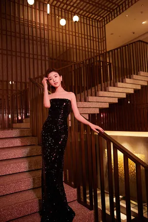 毛晓彤黑色抹胸礼服性感图片_1