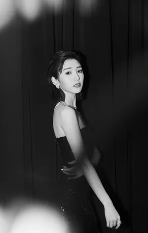 毛晓彤黑色抹胸礼服性感图片_5