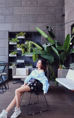 韩丹彤性感露肩写真图片