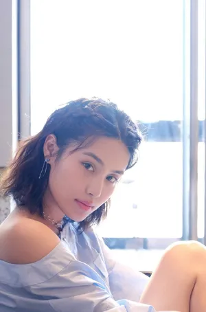 韩丹彤性感露肩写真图片_2