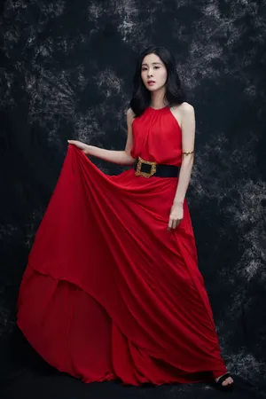 张碧晨性感红裙写真图片_2