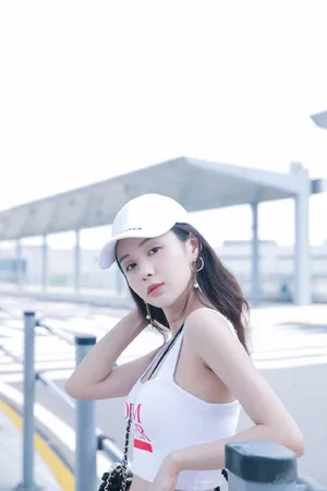 郑合惠子性感养眼机场照图片_1