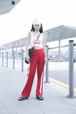 郑合惠子性感养眼机场照图片_3