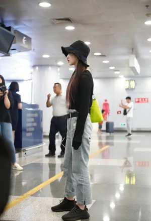 孟美岐简约私服机场街拍图片