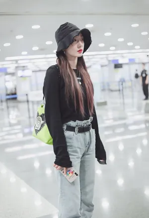 孟美岐简约私服机场街拍图片_2