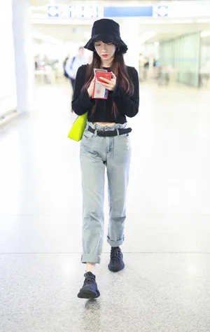 孟美岐简约私服机场街拍图片_4