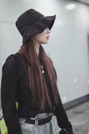 孟美岐简约私服机场街拍图片_5