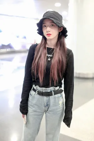 孟美岐简约私服机场街拍图片_6