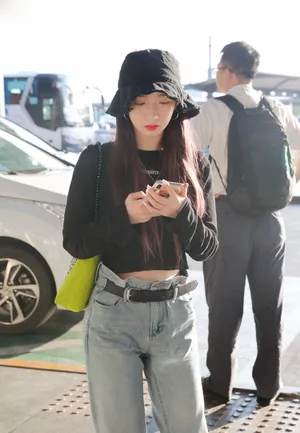孟美岐简约私服机场街拍图片_7