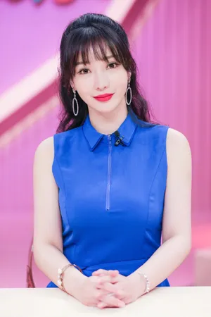 柳岩《亲爱的结婚吧》性感图片_1