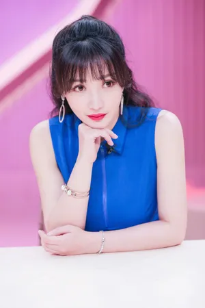 柳岩《亲爱的结婚吧》性感图片_2