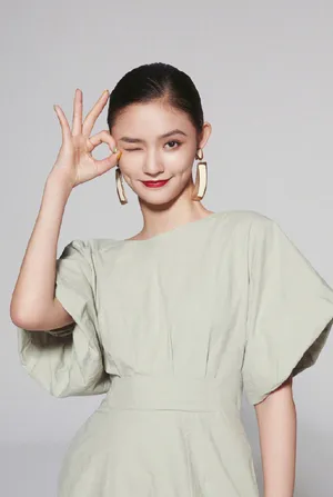 林允妩媚撩人时尚杂志写真大片