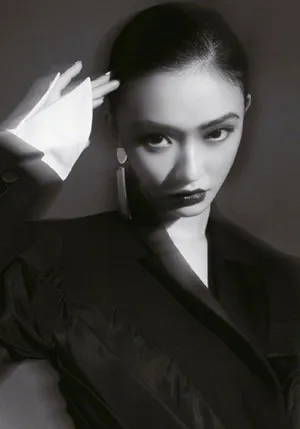 林允妩媚撩人时尚杂志写真大片_3