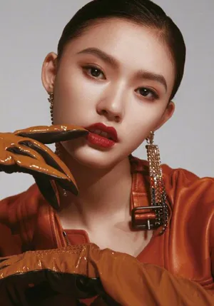 林允妩媚撩人时尚杂志写真大片_4