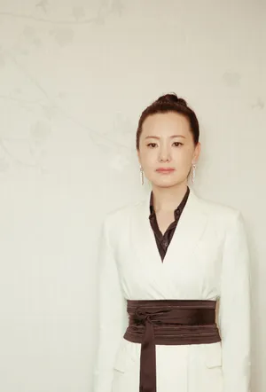 咏梅白色西服款长礼服性感图片