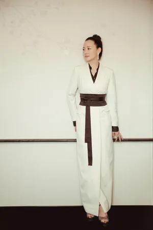 咏梅白色西服款长礼服性感图片