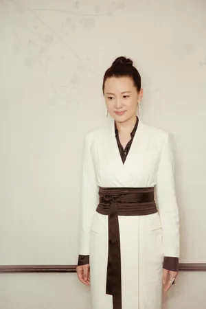 咏梅白色西服款长礼服性感图片_3