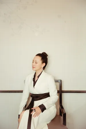 咏梅白色西服款长礼服性感图片_5