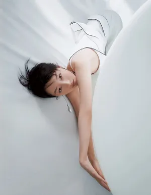 周冬雨优雅时尚写真图片_1
