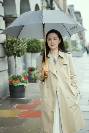 咏梅卡其色风衣干练街拍图片_1