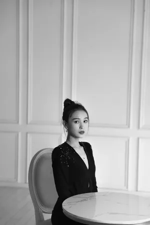 海铃优雅气质黑白写真图片_4