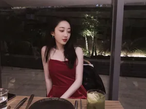 蒋梦婕夏日吊带私服照图片