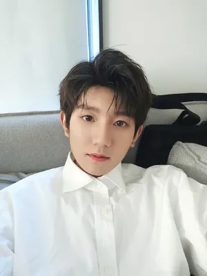 王源清新阳光帅气图片