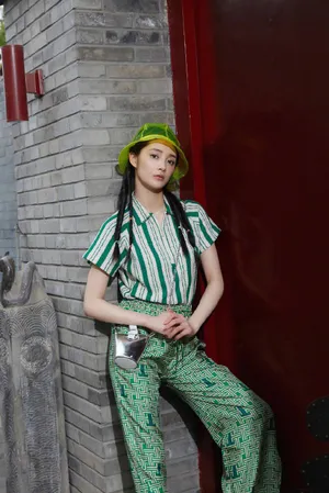周洁琼清新灵动街拍图片_1