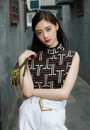 周洁琼清新灵动街拍图片