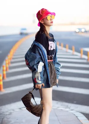 戚薇少女感机场写真图片_1
