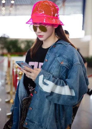 戚薇少女感机场写真图片_3