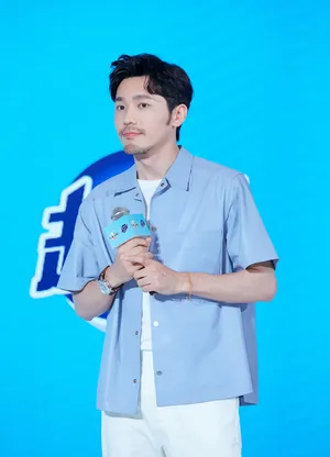白宇蓝衬衫帅气活动照图片