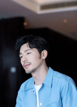 白宇蓝衬衫帅气活动照图片_2