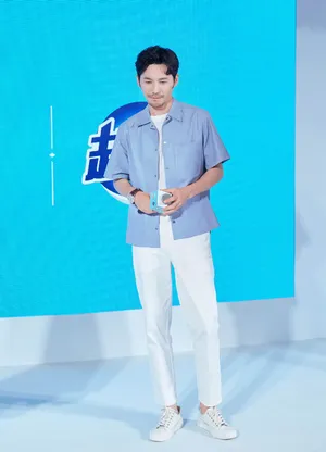 白宇蓝衬衫帅气活动照图片_6