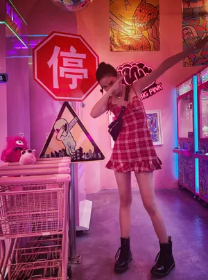 屈菁菁性感光影写真图片