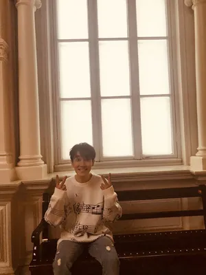 朱一龙清爽旅拍照图片_2