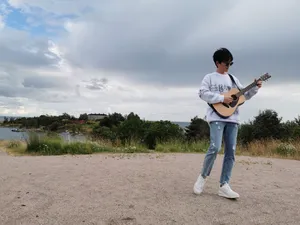 朱一龙清爽旅拍照图片_5