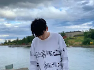 朱一龙清爽旅拍照图片_6