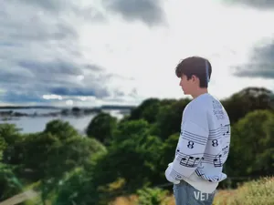 朱一龙清爽旅拍照图片_7