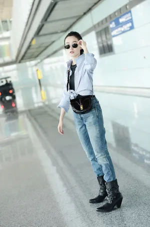何泓姗酷美简约私服照图片