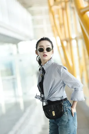 何泓姗酷美简约私服照图片