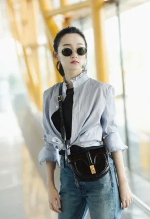 何泓姗酷美简约私服照图片_5
