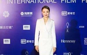 孙茜白色西装知性性感图片_4