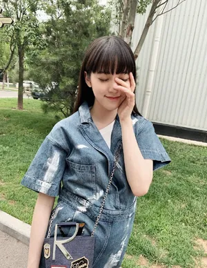 欧阳娜娜清新俏皮街拍图片