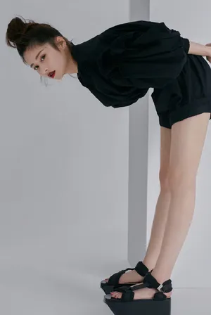 颖儿成熟妩媚时尚杂志写真大片