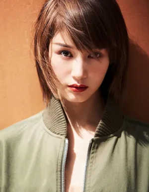 王子文恬淡娴雅写真图片