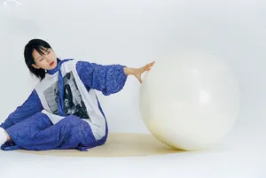 周笔畅裸妆清新杂志写真图片