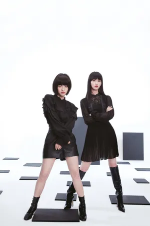 陈都灵沈月合体甜美写真图片