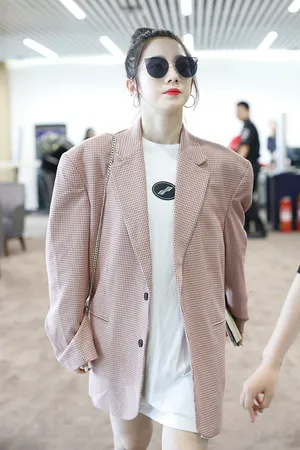 孟美岐机场西装街拍照图片_3